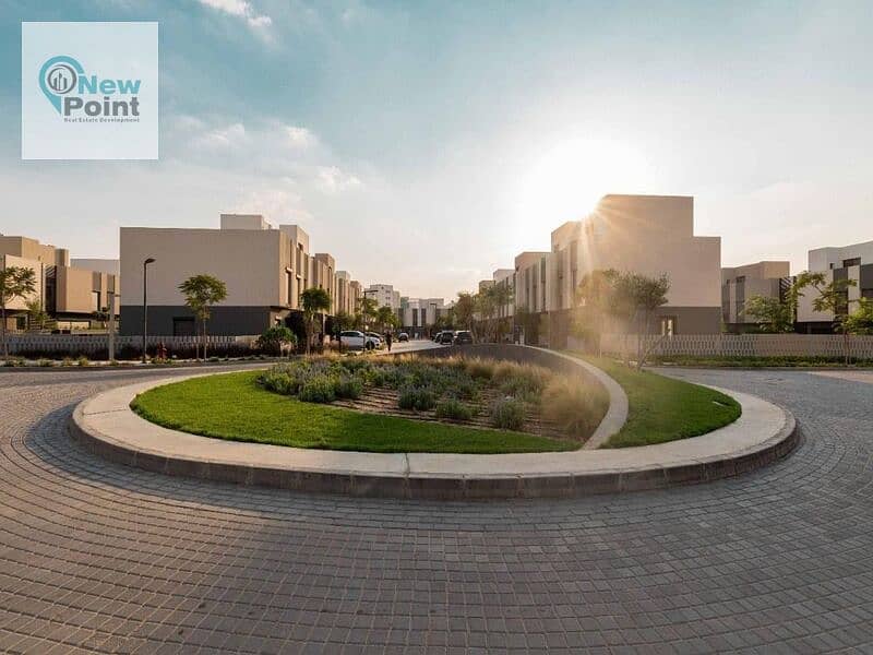 Without down payment, own a 200-square-meter townhouse in front of the International Medical Center in a fully-serviced compound in El Shorouk 1