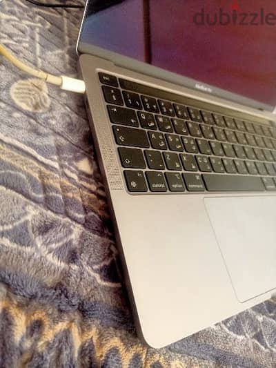 MacBook Pro M1 512 بجميع مشتملاته