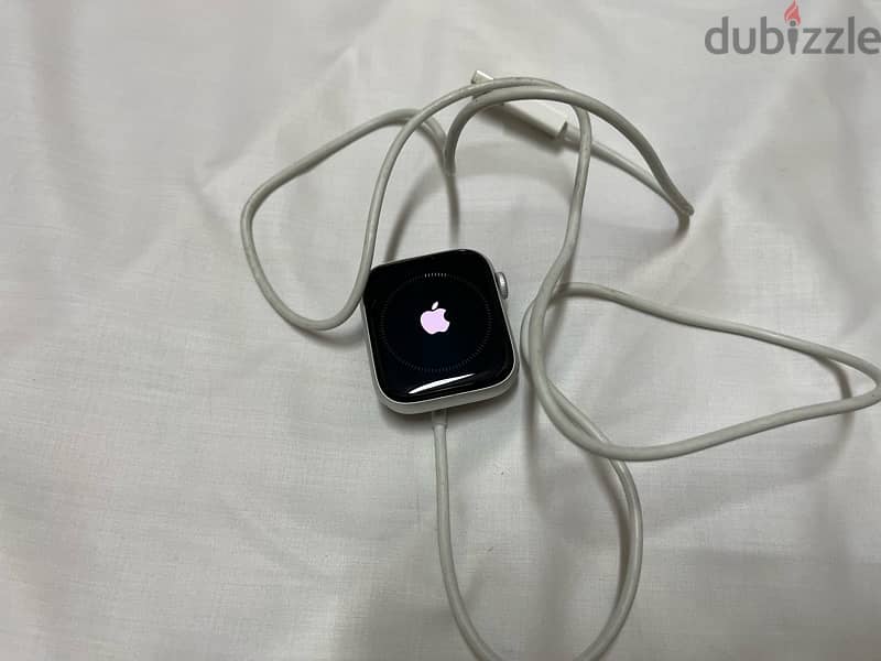 Apple Watch SE 44 mm looked 5