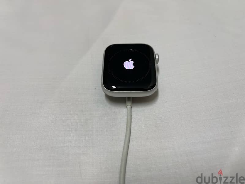 Apple Watch SE 44 mm looked 7