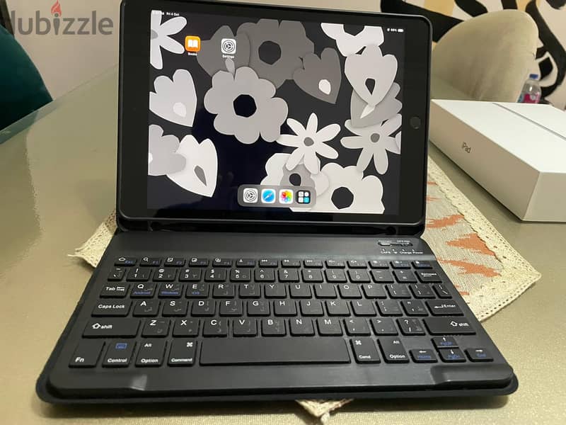 like new Ipad 9th gen 10.2inch 64gb + bluetooth keyboard + black case 2