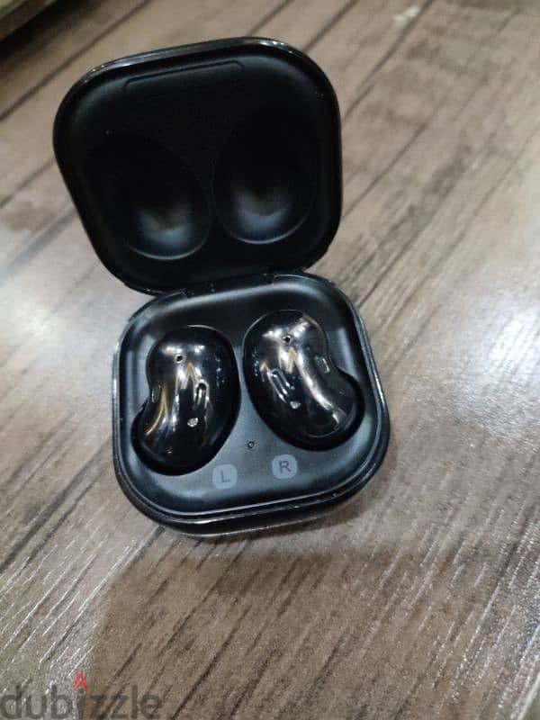 galaxy buds live (from Saudi Arabia) 1