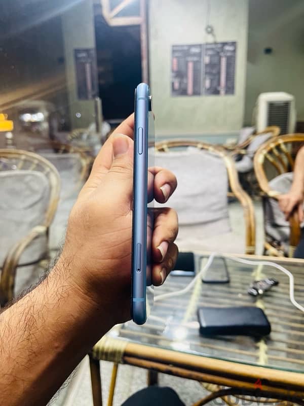 iPhone XR 256 b:80% الجهآز شريحتين  فاضي مش معه حاجه 1