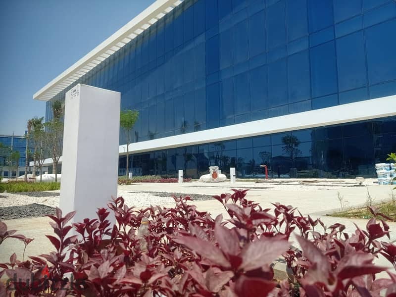 Administrative office for sale, 73, immediate receipt in installments, in the Smart Village next to Sheikh Zayed and near the 26th of July Corridor 8