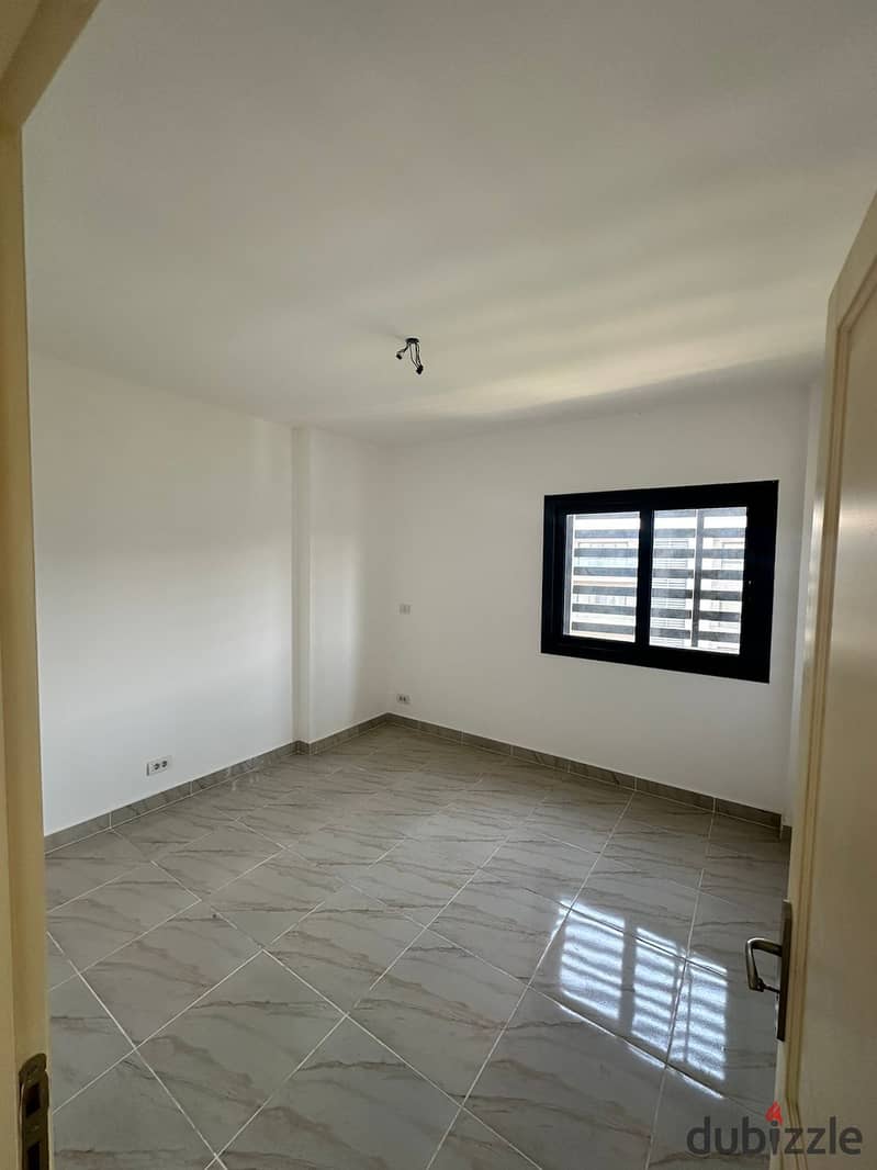 100m for sale in B15, Madinaty, old allotment Down payment and installments over 7 years  First floor above ground  With a down payment of 2400,000  D 5