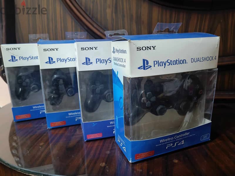 3 أجهزه ps4 slim للبيع الجهاز ب 8000 10