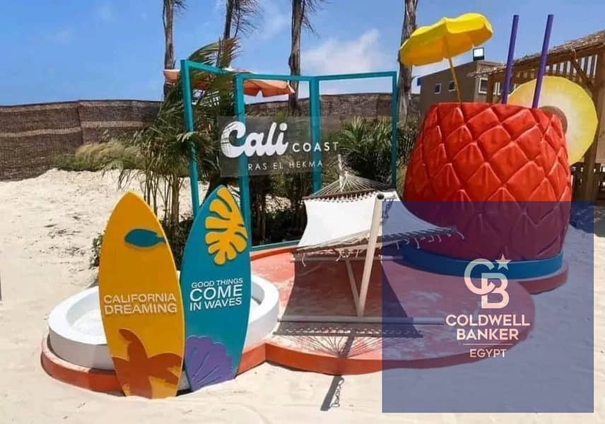 شاليه 103 متر متشطب بالكامل فى cali coast وباقى على اقساط متساويه 7