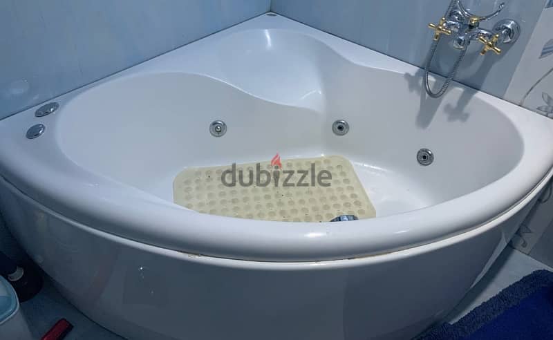 Bathtub with jacuzzi 0