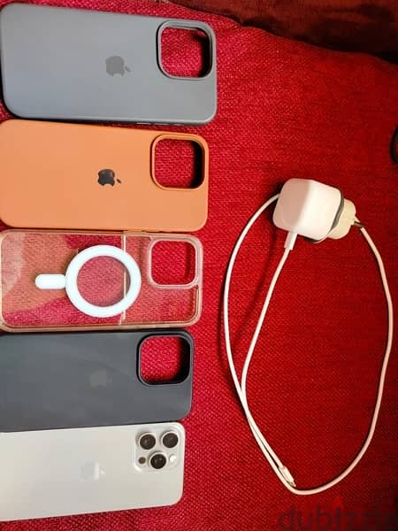 iphone 15 pro max + free original charger and cases 7