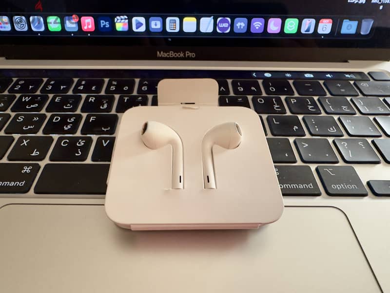 Apple EarPods with Lightning Connector from iPhone XR 0