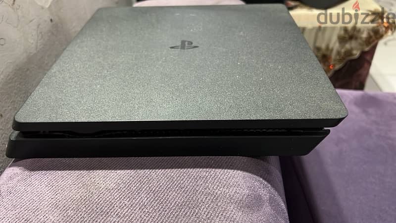 (playstation 4)   1Tb  3 اذرع تحكم 3