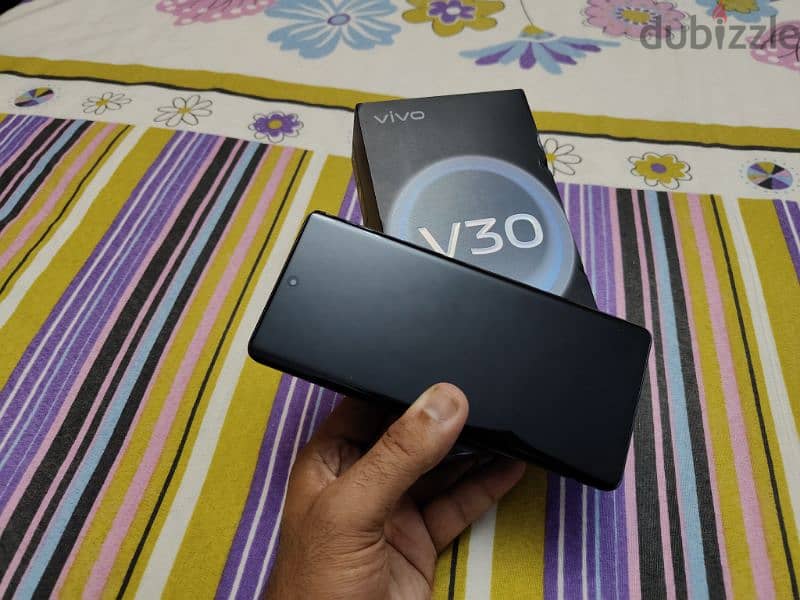 Vivo V30 5G 256/12GB كسر زيرو بالضمان المحلى 1