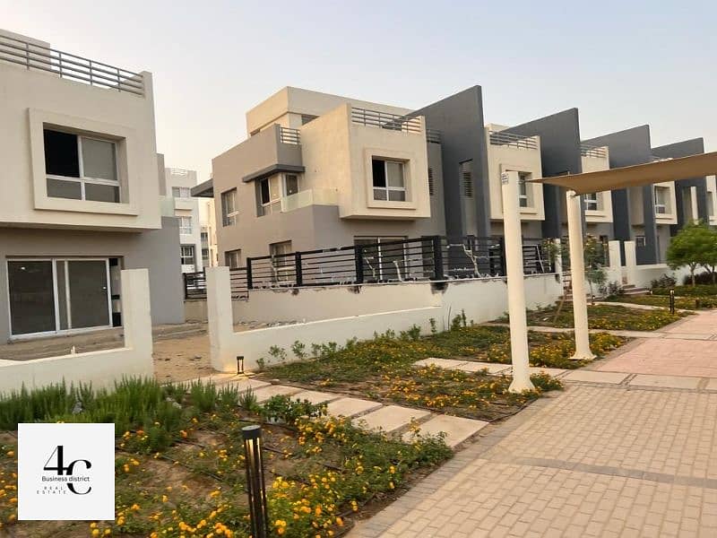 Lowest Price Of Townhouse 250m For Sale 5 Bedrooms view Landscape ready to move With Installments In Hyde Park Fifth Settlement 5