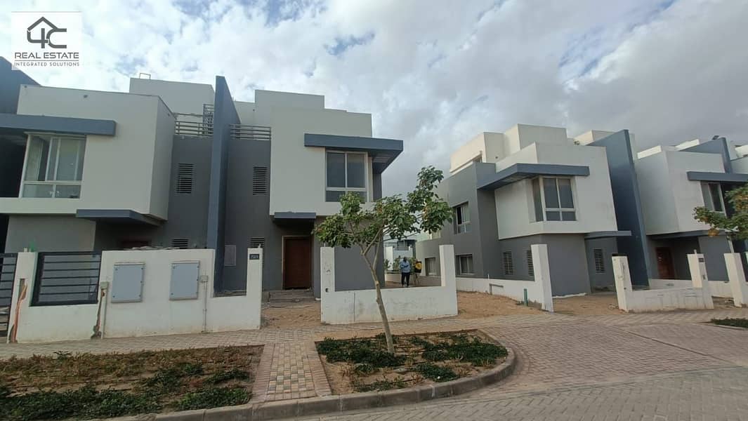 Twin house 300m + 250m in Hyde Park  immediate delivery view landscape 2