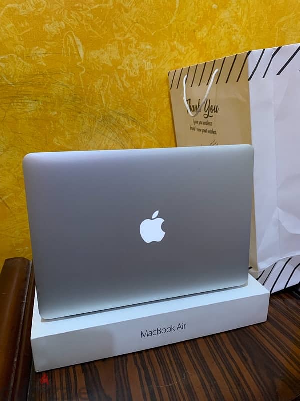 ‏Mac book Air 2015 استعمال خفيف مشترى من امريكا  وبجميع اغراضه 0