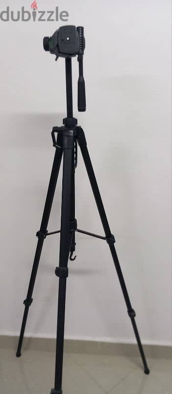 tripod حامل للكاميرا للتصوير الاحترافي و الشخصي