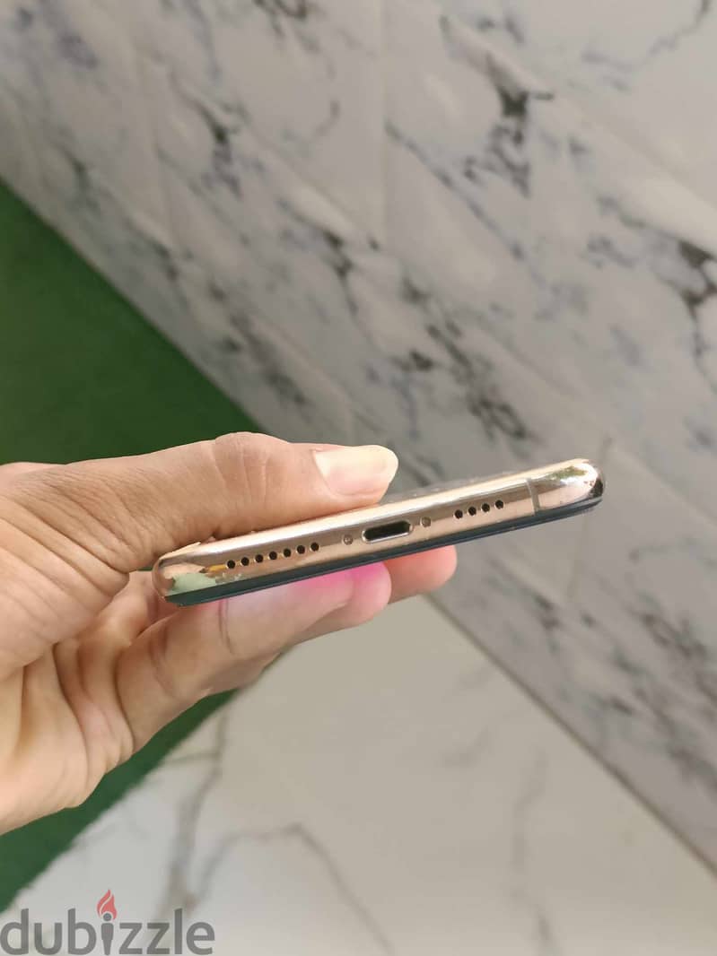 IPhone xs max 64 giga gold بيع بدل 4