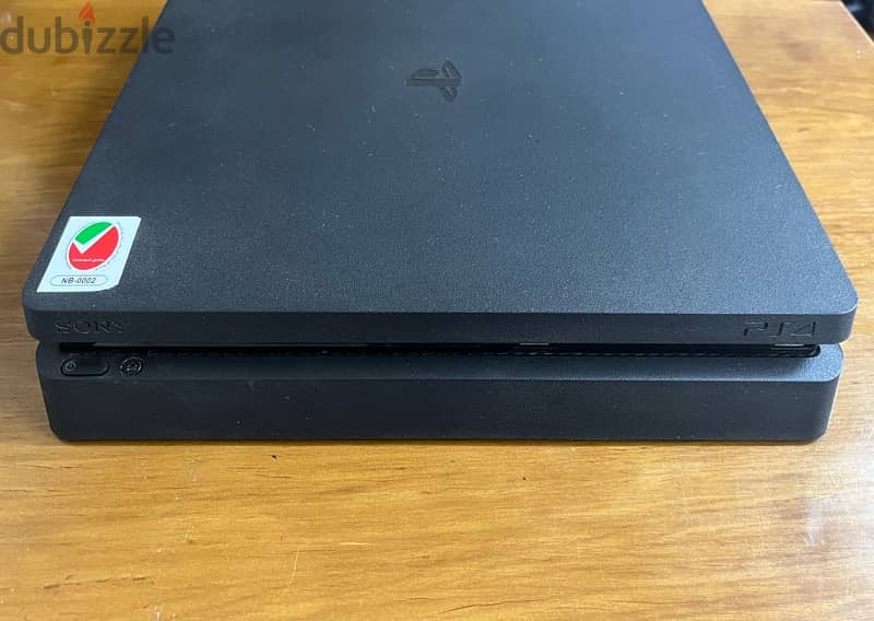 PlayStation 4 slim 2