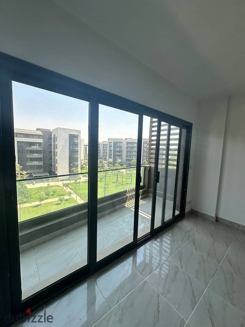 131 meters for rent in Madinaty  In b15_my city  Fourth floor  Spacious garden view  3 bedrooms and 2 bathrooms  American cuisine is available   01127 1