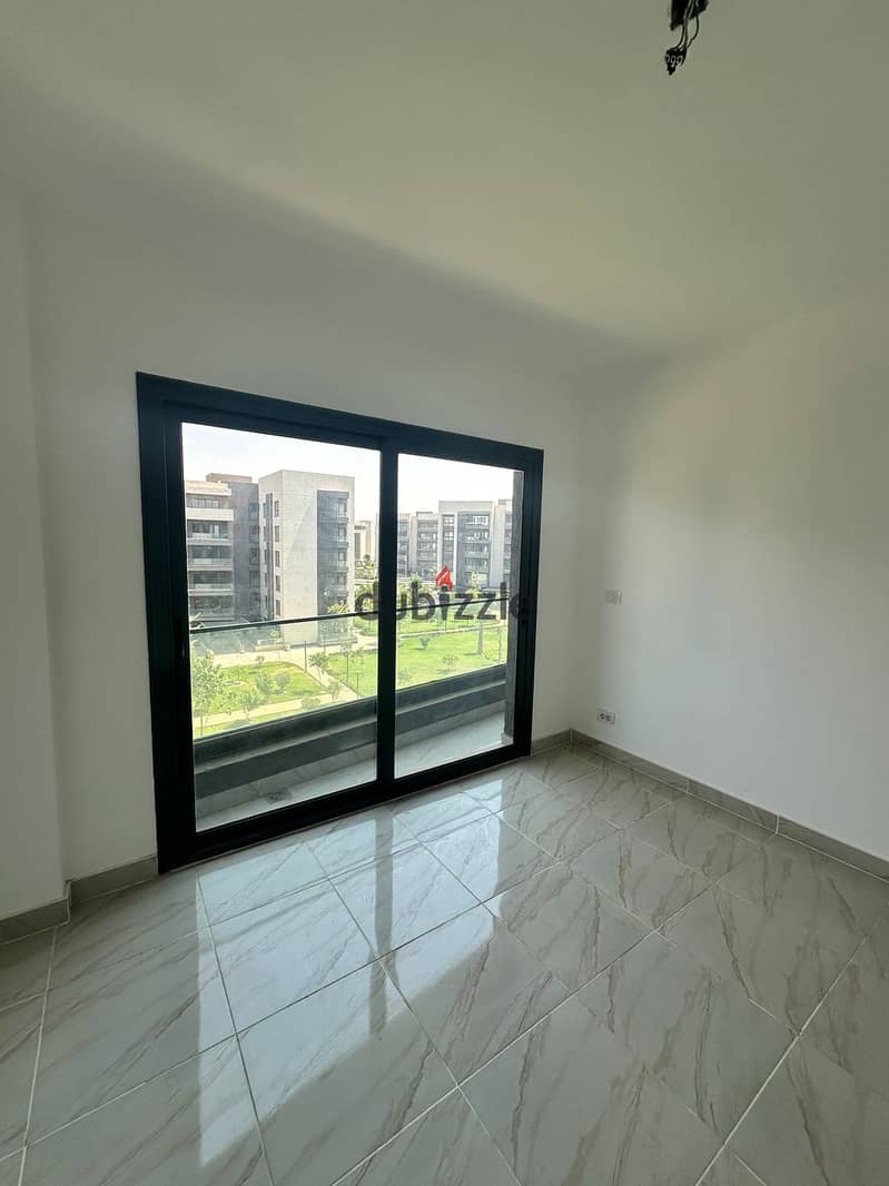 131 meters for rent in Madinaty  In b15_my city  Fourth floor  Spacious garden view  3 bedrooms and 2 bathrooms  American cuisine is available   01127 2