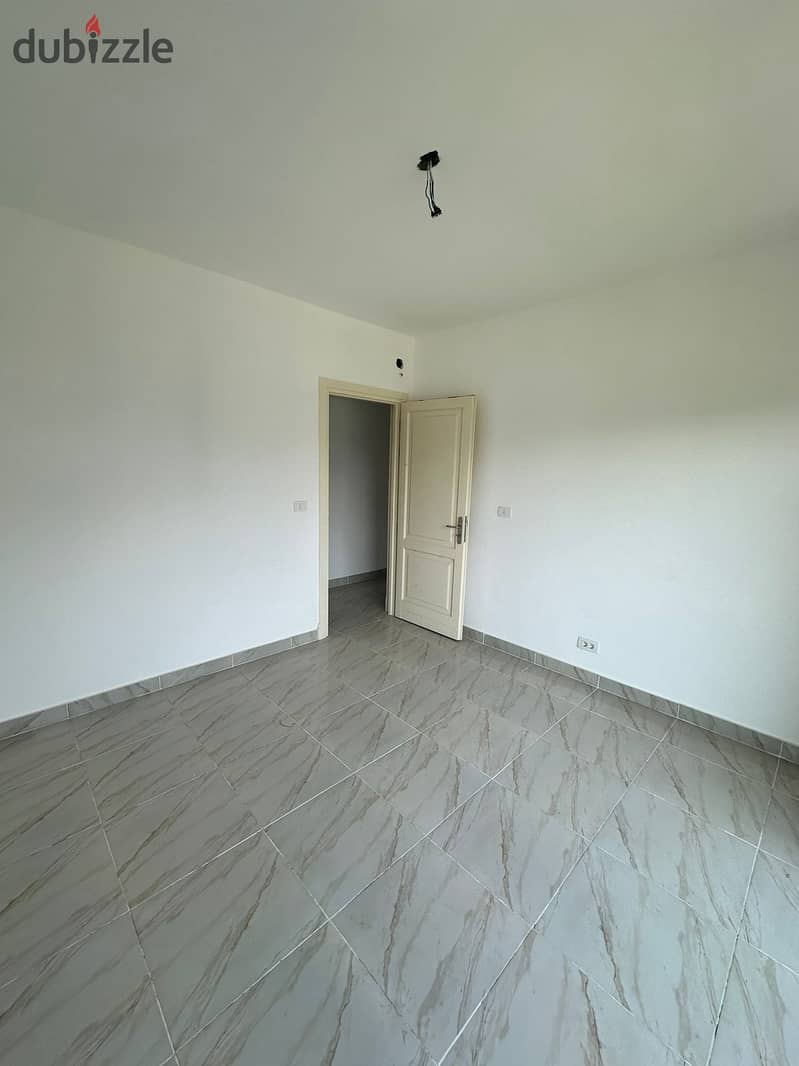 131 meters for rent in Madinaty  In b15_my city  Fourth floor  Spacious garden view  3 bedrooms and 2 bathrooms  American cuisine is available   01127 3