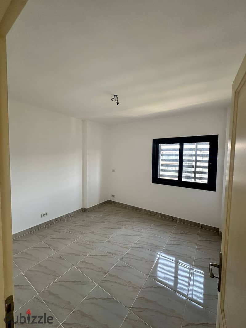 131 meters for rent in Madinaty  In b15_my city  Fourth floor  Spacious garden view  3 bedrooms and 2 bathrooms  American cuisine is available   01127 4