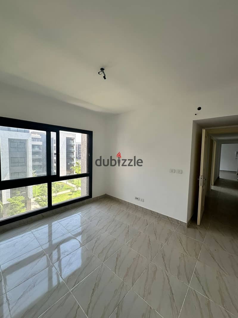 131 meters for rent in Madinaty  In b15_my city  Fourth floor  Spacious garden view  3 bedrooms and 2 bathrooms  American cuisine is available   01127 5