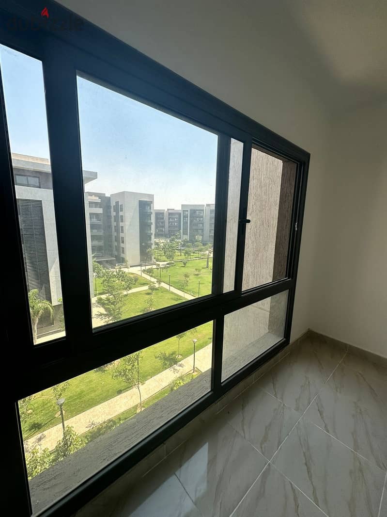 131 meters for rent in Madinaty  In b15_my city  Fourth floor  Spacious garden view  3 bedrooms and 2 bathrooms  American cuisine is available   01127 6