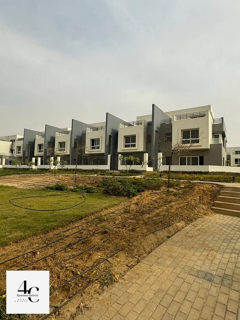 Modern Townhouse 250m best View Landscape For Sale 5 Rooms, ready to move With Installments In Hyde Park 0