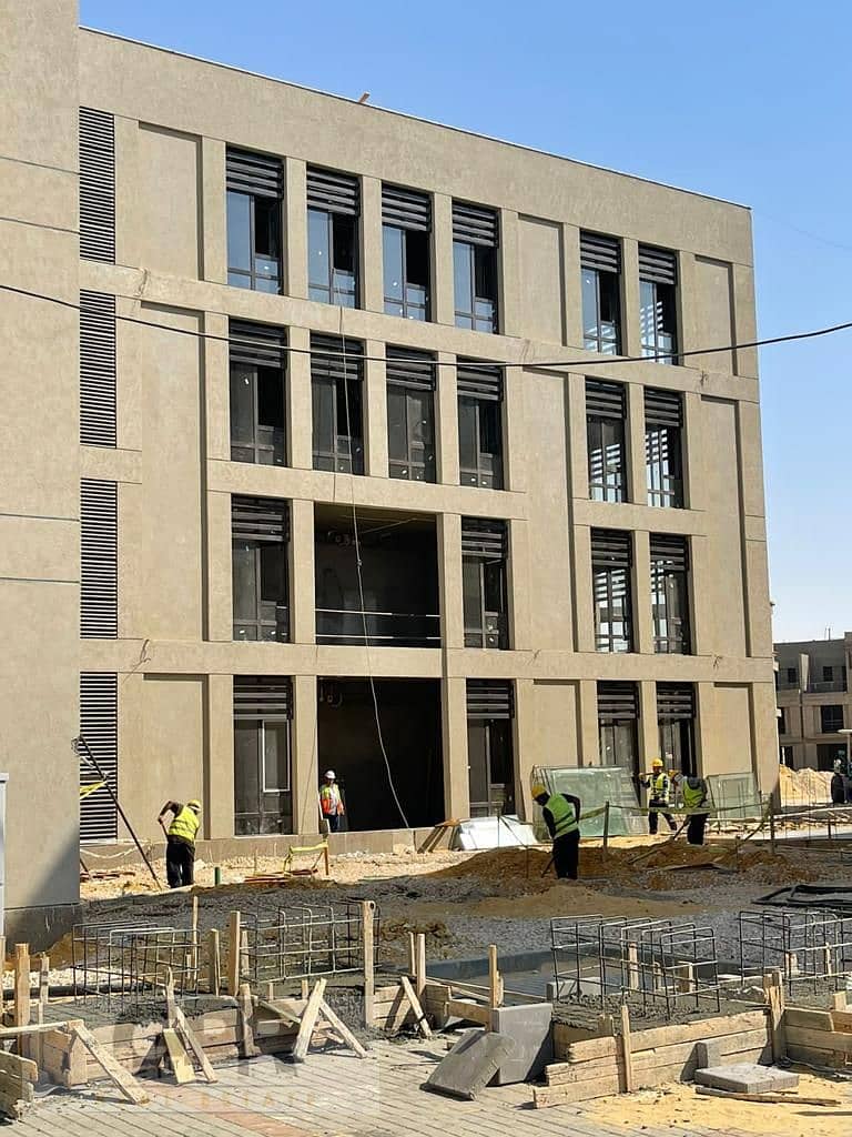 تاون فيلا للبيع استلام فوري 258م  باقساط في دستركت فايف التجمع الخامس طريق السخنة قطامية District 5 New Cairo 18