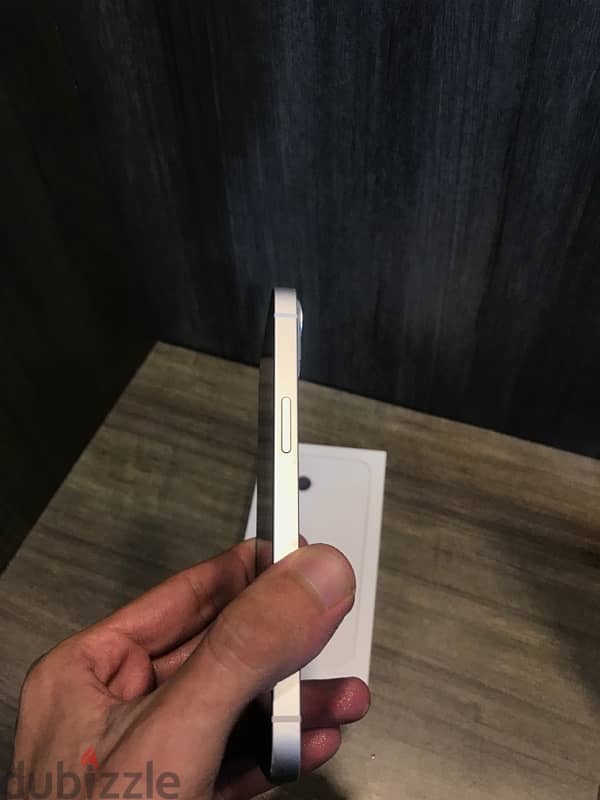 White iPhone 13 - 128 GB 1