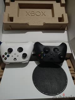 Xbox series S with 2 controllers in perfect condition 0