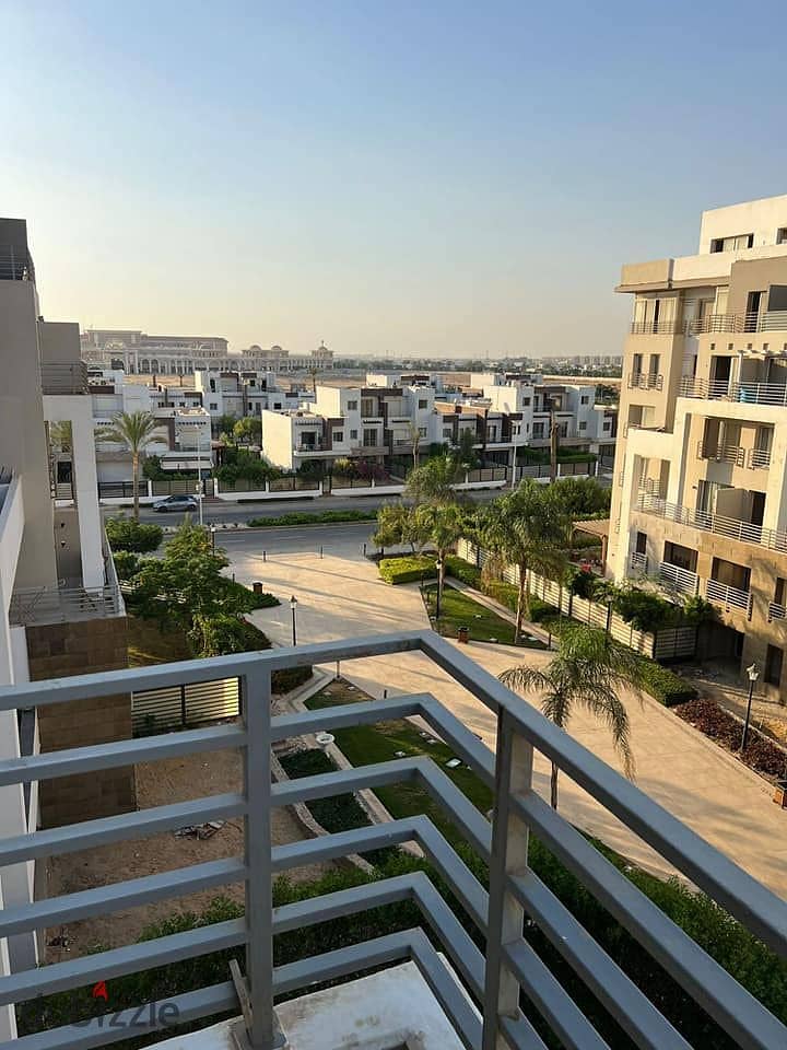 For sale, a two-bedroom apartment + garden, 42 m, in Hyde Park, near Ain Sokhna Road and La Vista Compound 5