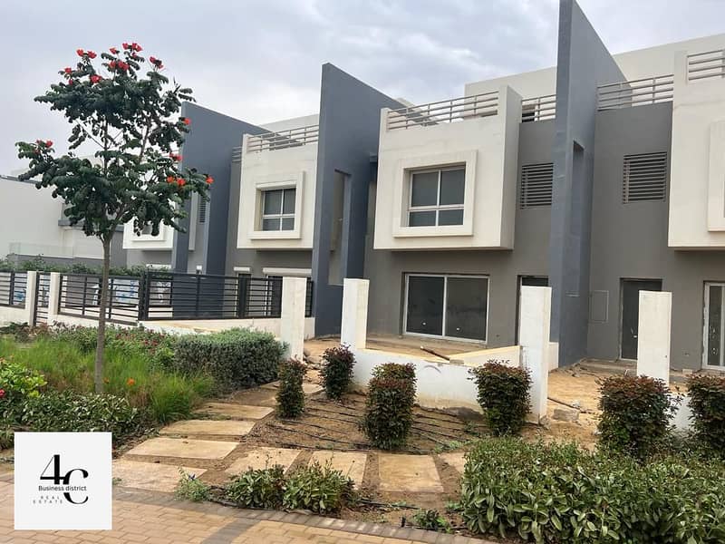 With a special down payment and installments, townhouse 270m corner view, landscape, fully finished in Hyde Park 1