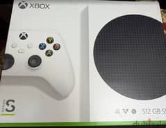 جهاز Xbox Series S مع دراع وبطارية يُمكن شحنها وحامل