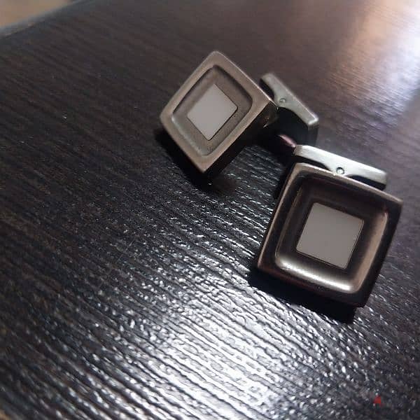 BOSS Square cufflinks with enamel core and logo 1