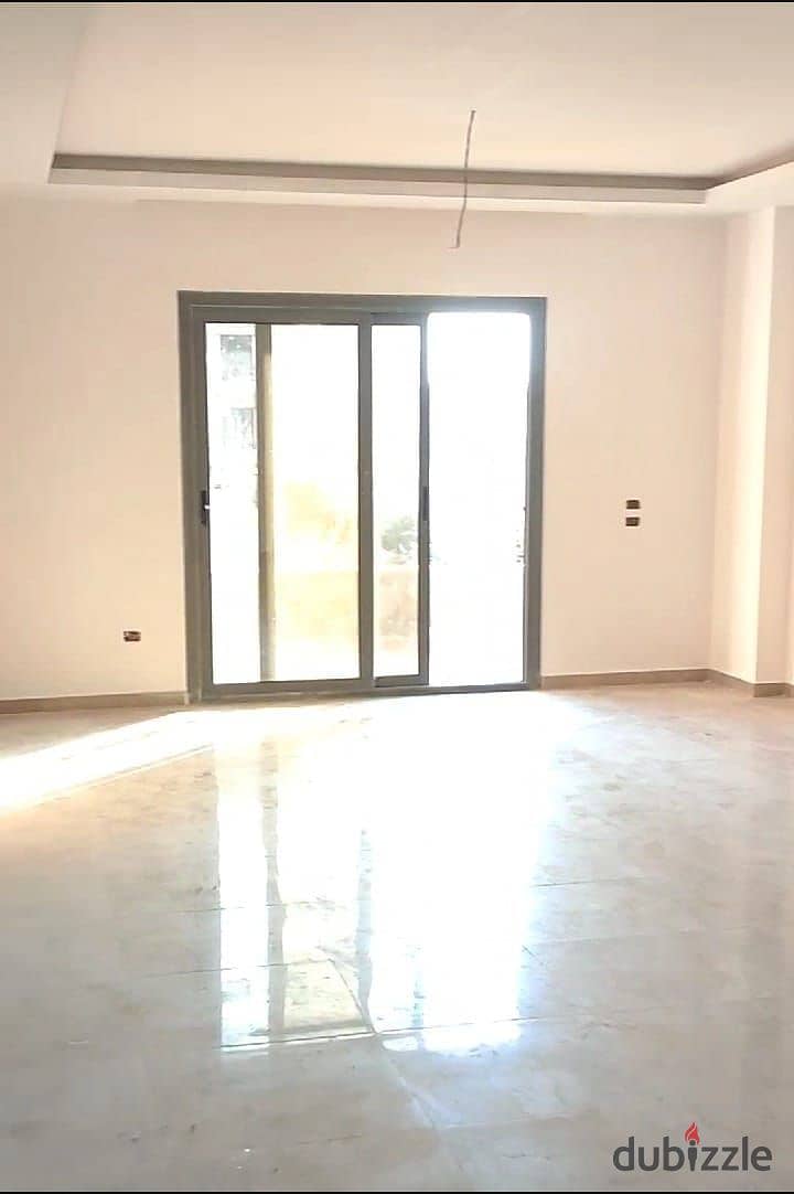 For quick sale, a 3-bedroom apartment with a finishing touch in Sheikh Zayed, on the same street as Hyper One, in installments 0