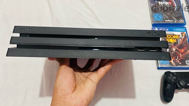 PS4 pro 1 T + one controller and its cover+4 CD 4