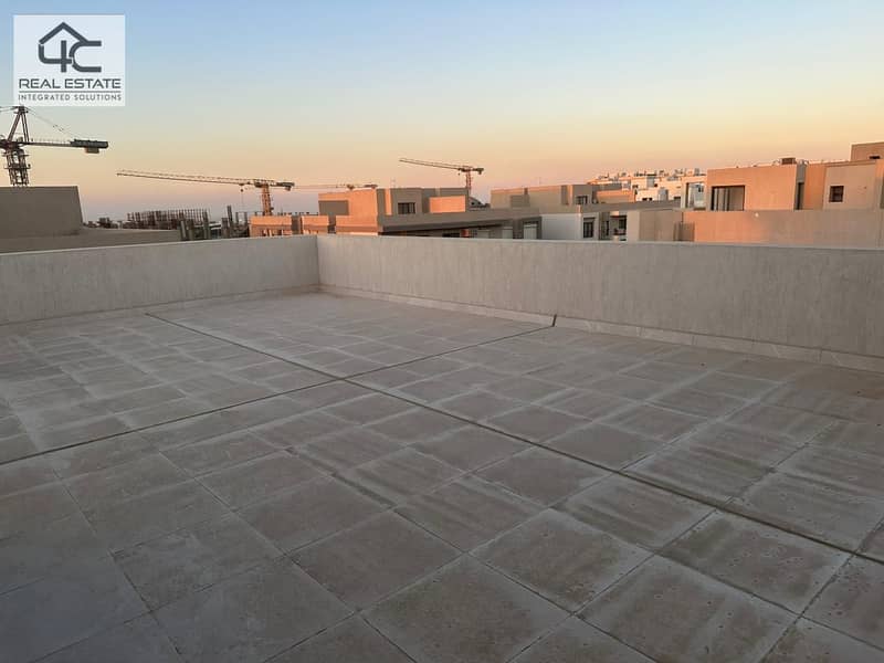 Penthouse view open to the beach club, fully finished and in installments, 178 m + 161 m roof 3