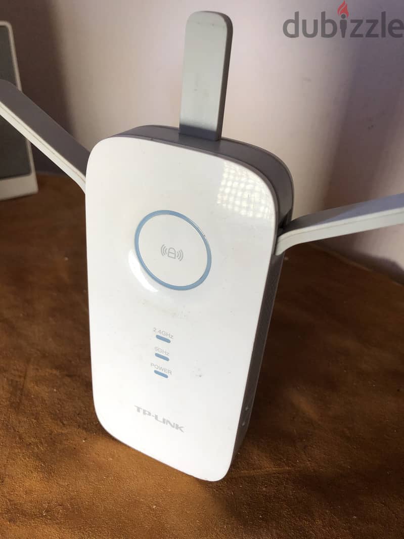 RE450 AC1750 Wi-Fi Range Extender 1