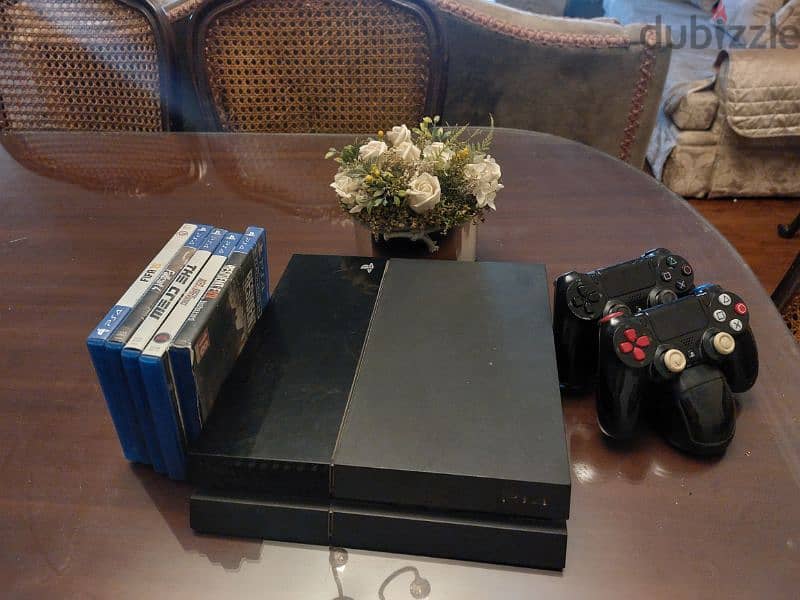 PlayStation 4 with 2 joysticks and games 0