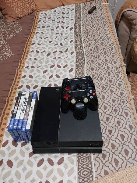 PlayStation 4 with 2 joysticks and games 1