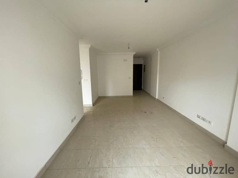 Studio for sale in Madinaty, ground floor with private garden, down payment and installments, directly in front of services 6