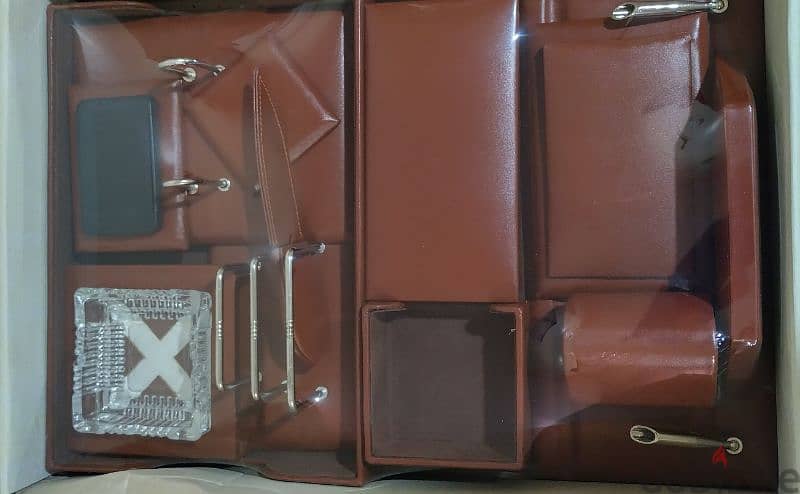 Office leather set.  طقم مكتب جلد 6