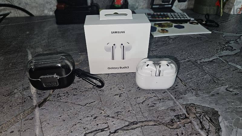 SAMSUNG BUDS 3 WITH ORIGNAL CASE FROM SAMSUNG 1