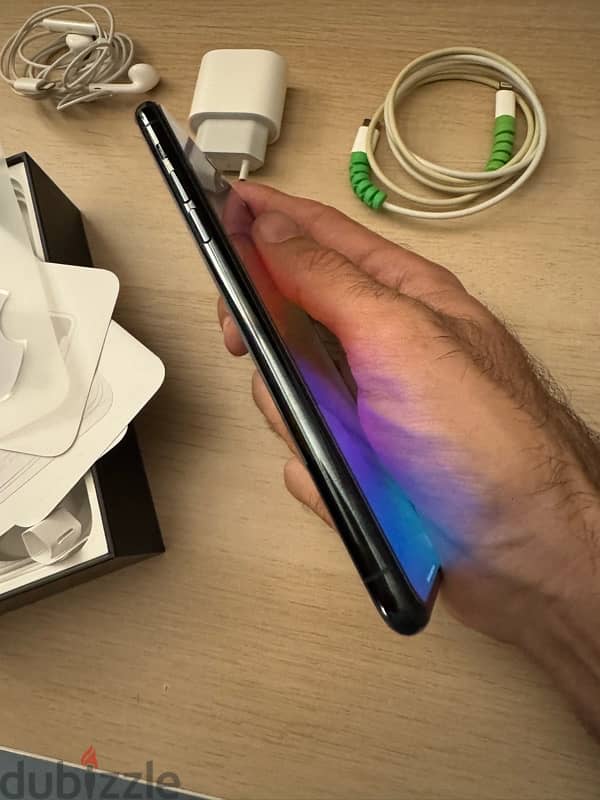 iPhone 11 Pro Max - حالة جيدة جدا ومعه جميع ملحقاته الأصلية 4