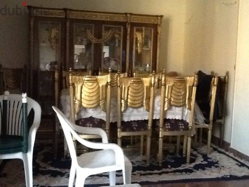 Like new dining table and chairs 0