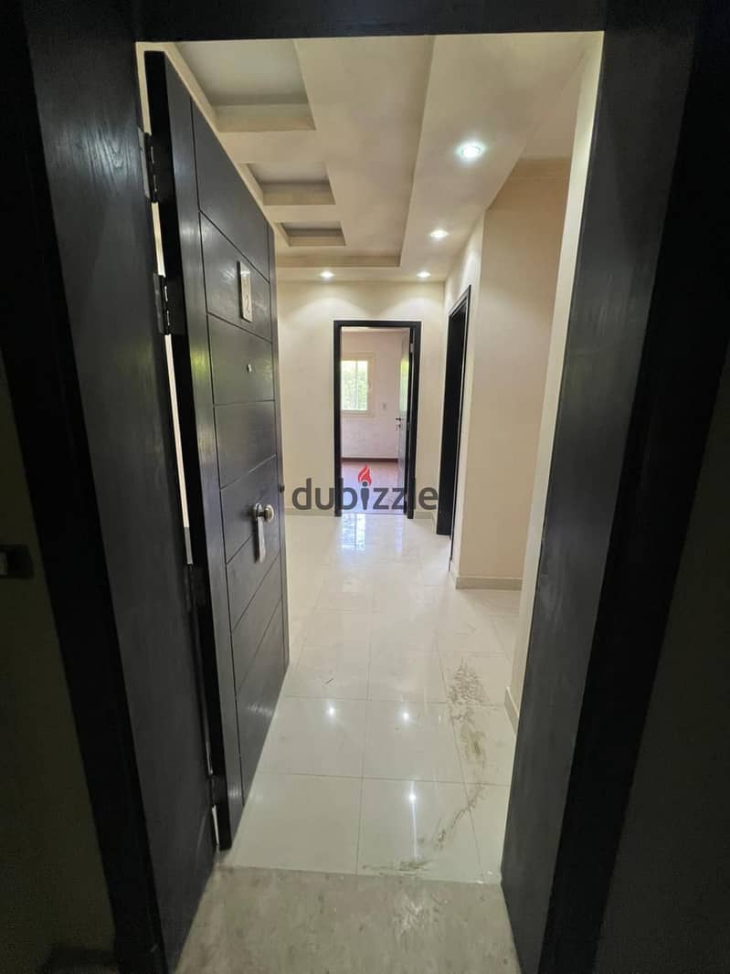 For rent, a ground floor apartment with a garden in The Address Compound, 202 m2, a 320 m2 garden, with a kitchen and ac, Sheikh Zayed 9