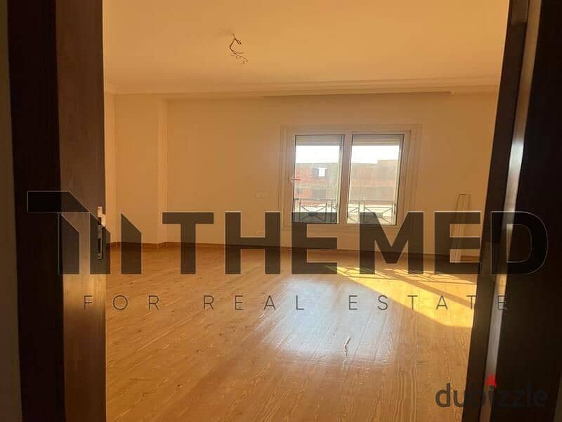 Fully finished apartment, third floor, elevator available, ready to move. Apartment 270m for sale in First Tourist, October, steps from El-Nadi Club 7