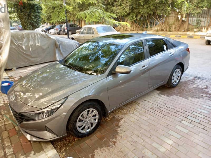 hyundai elantra cn7 2022(1700km) 1